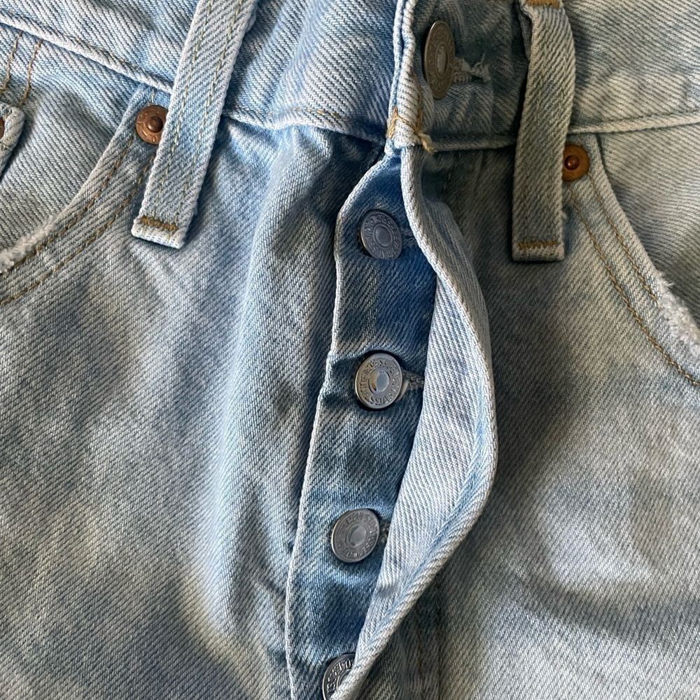 LEVIS 501  denim Button fly High rise Distressed jean shorts size 30 - Picture 3 of 8
